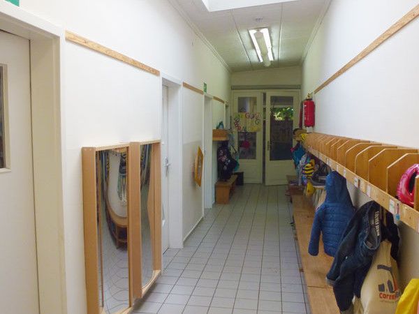 In unserer Garderobe hat jeder seinen eigenen Platz